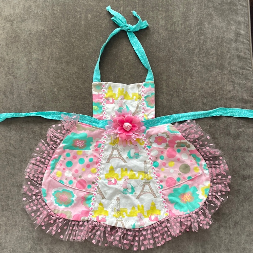 Kids Parisien inspired apron. With faux flower detail